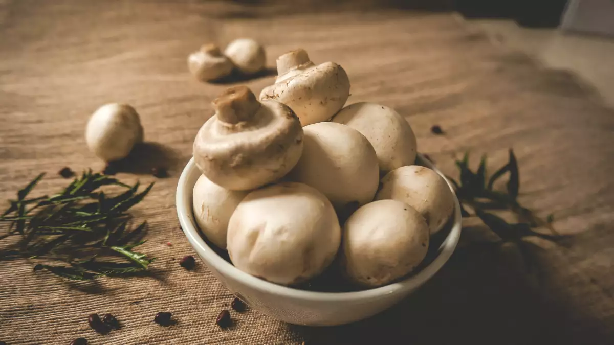 Trebuie să îndepărtăm pielița ciupercilor înainte de a le găti?