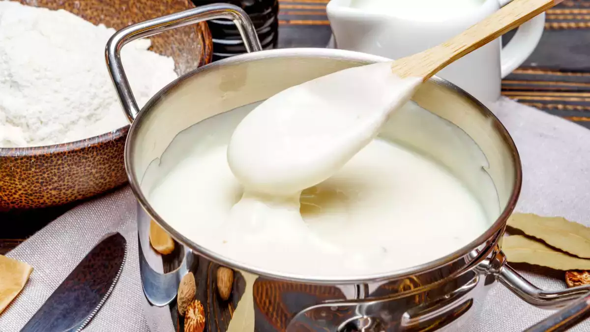 Sosul béchamel nu a ieșit cum trebuie? Ce poți face dacă e prea gros sau are cocoloașe