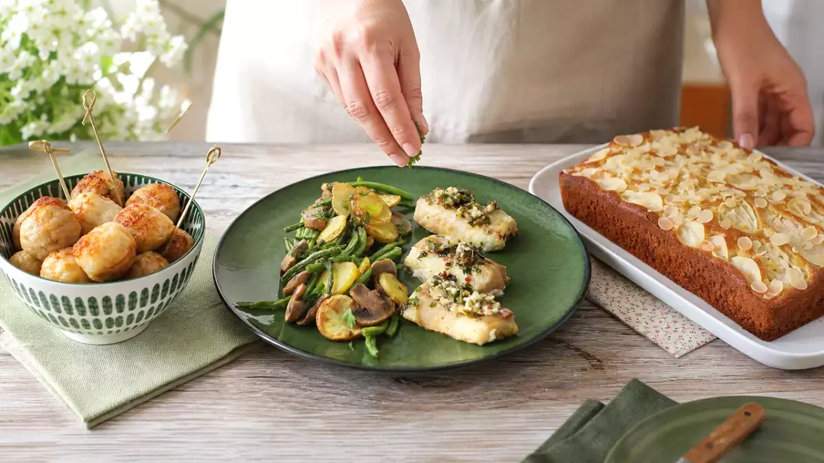 Meniul zilei, 3 octombrie: rulouri crocante cu creveți, cod cu legume și prăjitură cu pere
