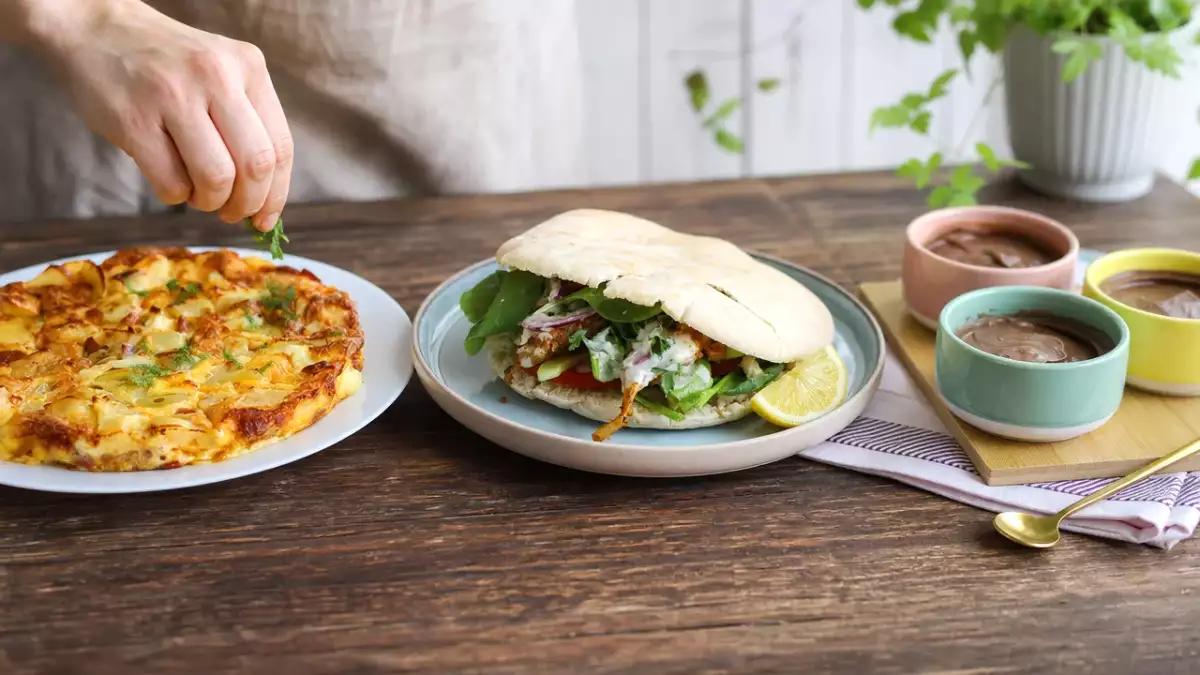 Meniul zilei, 4 octombrie: frittata cu raclette, shaworma de pui la air fryer și cremă de ciocolată cu tofu