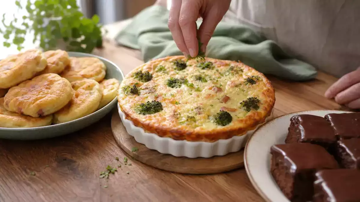 Meniul zilei, 19 octombrie 2026: plăcinte cu bacon, quiche cu broccoli și negresă pufoasă