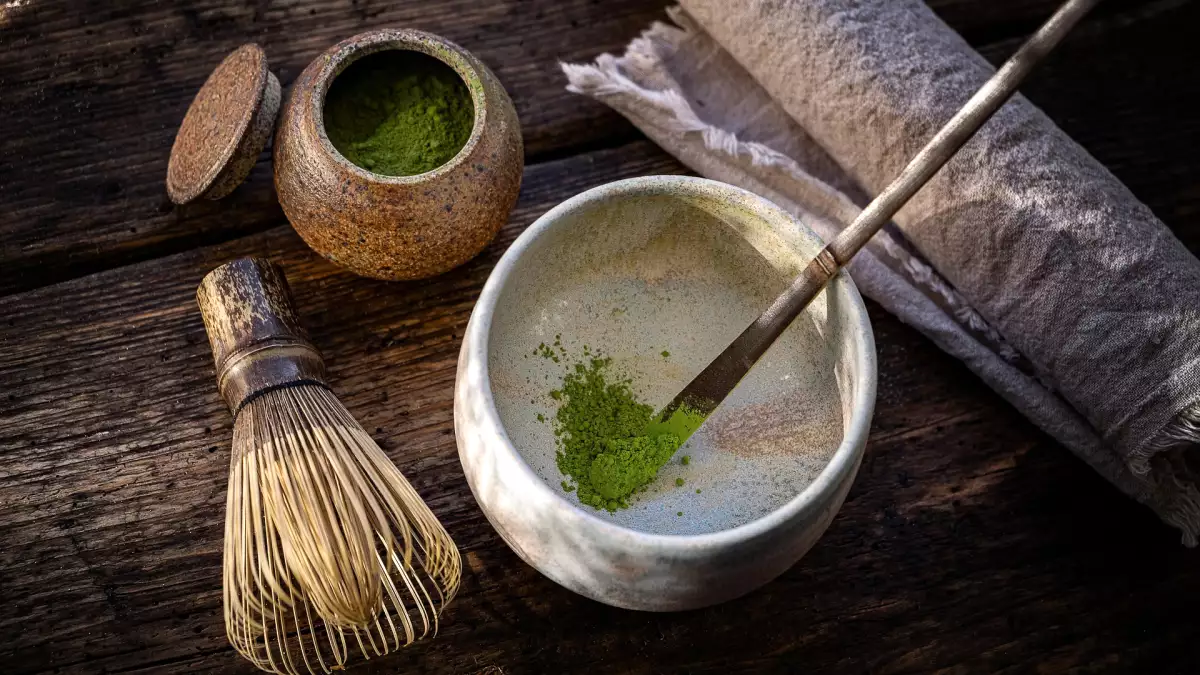 Matcha latte iese prea amar sau cu cocoloașe? Așa îl faci cremos acasă, fără echipament special