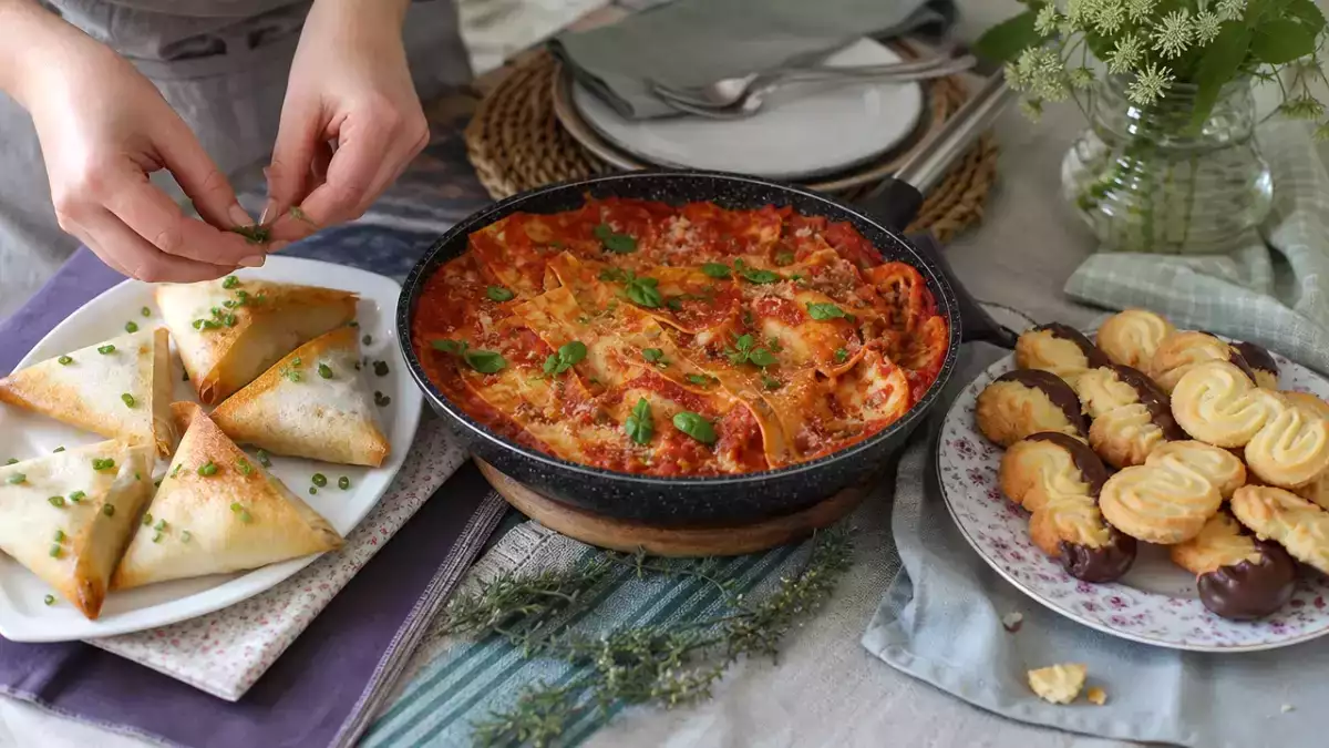 Meniul zilei, 25 octombrie: samosas cu macrou, lasagna bolognese la tigaie și biscuiți spritz
