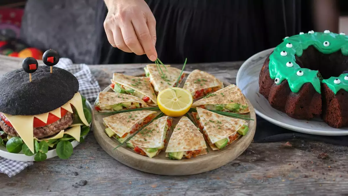 Meniul zilei, 28 octombrie: burger monstru, quesadilla cu pui și tort Bundt cu glazură verde