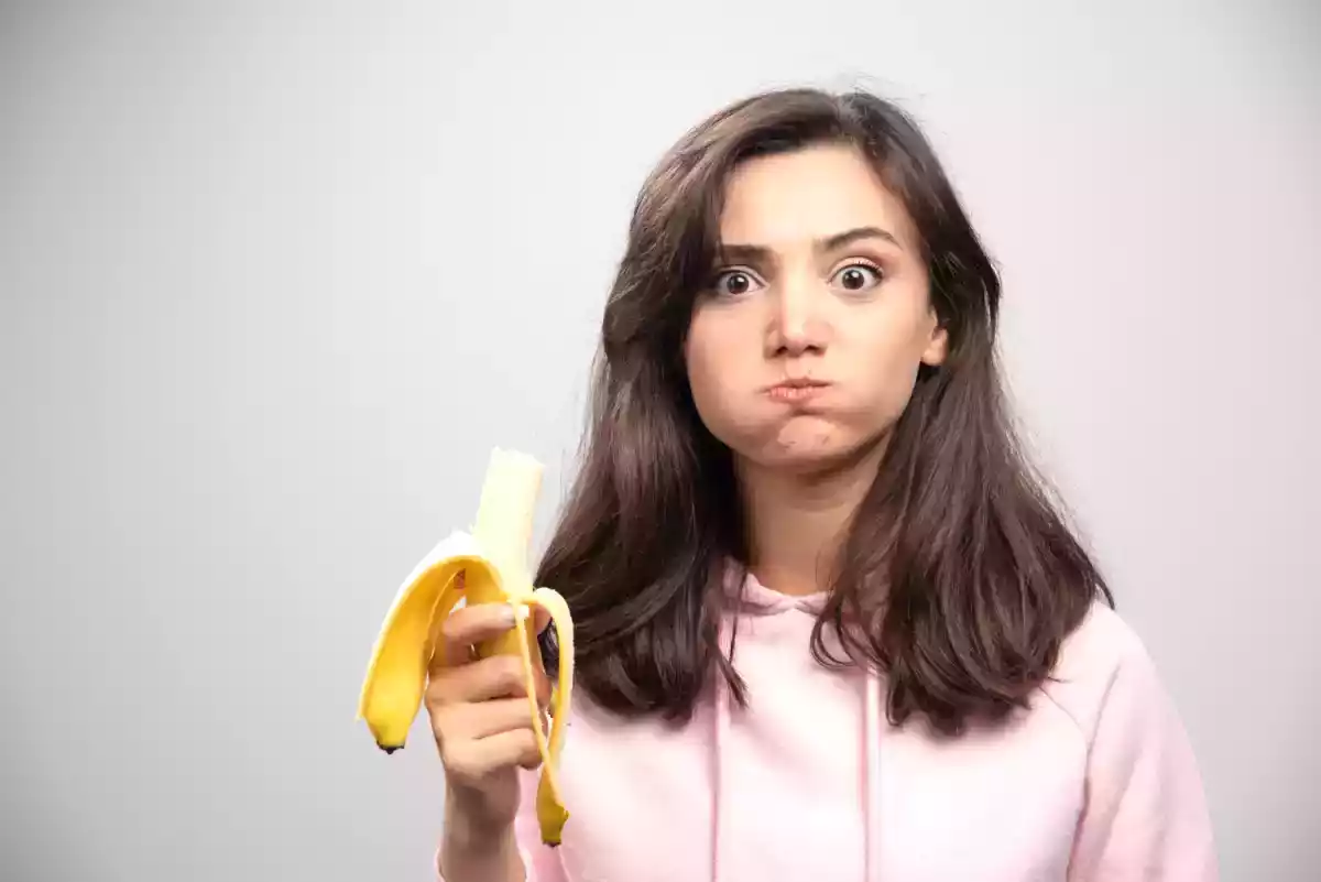 Cele două fețe ale bananei: când leagă sau slăbește intestinele!