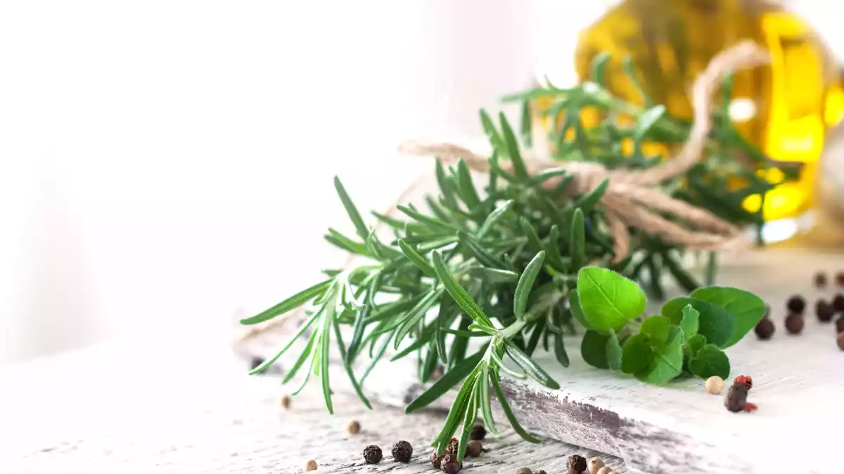 Utilizări surprinzătoare pentru rozmarin în bucătărie și nu numai