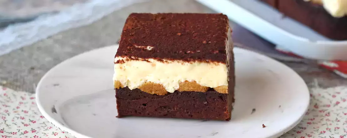 Încă te hotărăști între brownie și tiramisu? Acest desert pune capăt dilemei cu o combinație irezistibilă
