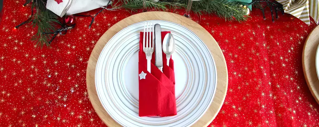 Cu un singur șervețel de hârtie, puteți crea o tavă de tacâmuri chic și ieftină: tutorialul care face furori