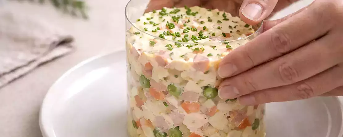 Fără un inel de plating și cu invitați: trucul care salvează prezentarea mâncărurilor (cu ceva ce aveți deja acasă).