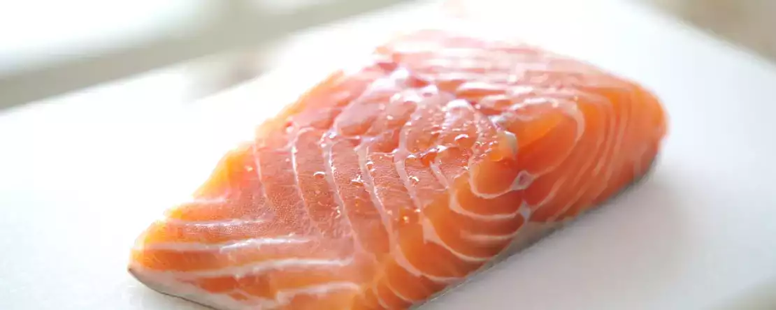 Cum să dezghețați peștele în siguranță (și să-i păstrați textura)