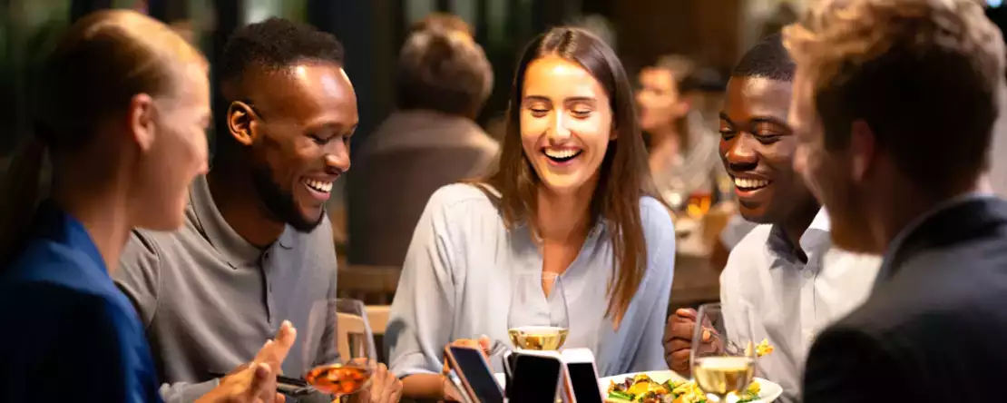 Din ce în ce mai multe restaurante aleg Phone-ban: ce se întâmplă cu adevărat cu clienții?