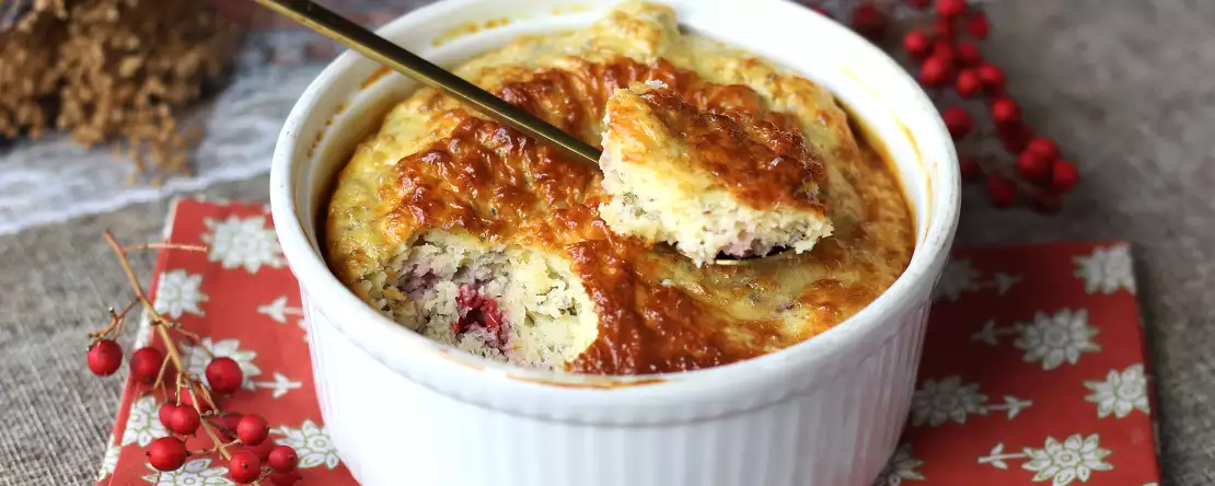 Această prăjitură proteică cu fructe roșii a devenit planul meu preferat B atunci când vreau ceva dulce fără să mă simt vinovată.