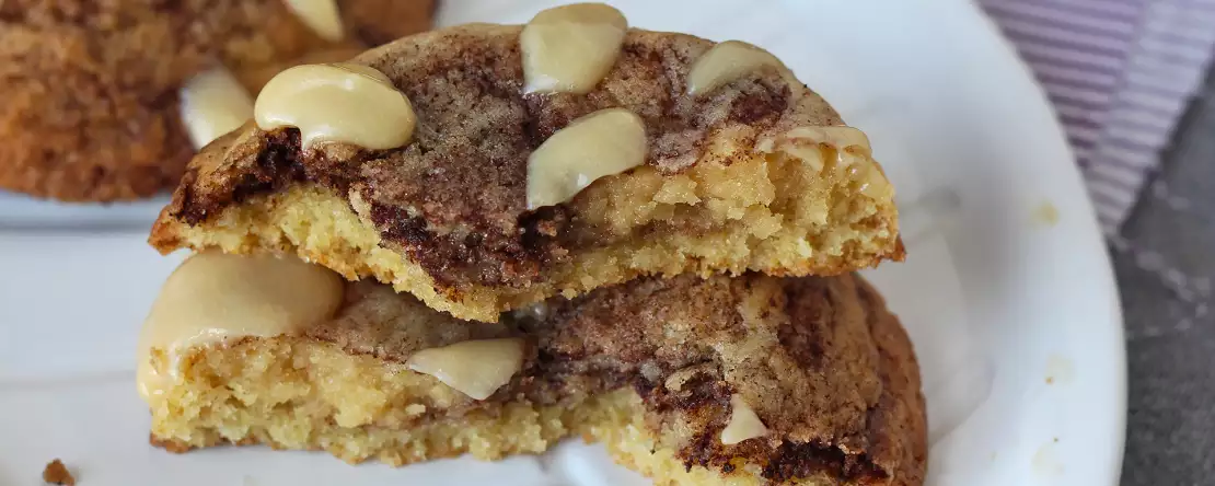 Aroma rulourilor cu scorțișoară într-un lot de prăjituri? Această combinație este prea bună pentru a fi ignorată