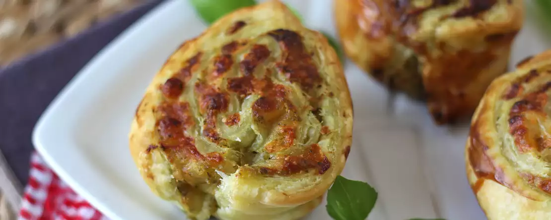 Aceste plăcinte pufoase cu pesto se prepară în doar 15 minute... și dispar și mai repede