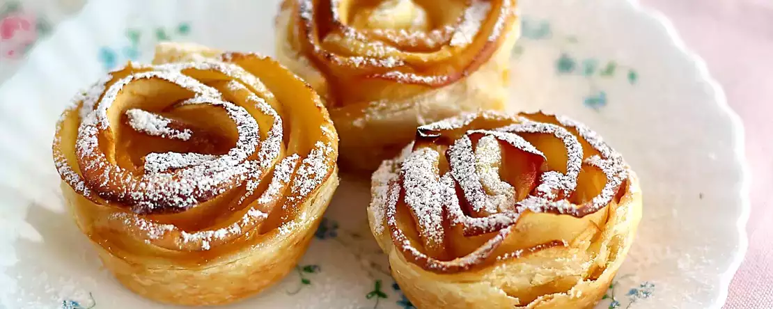 Trandafiri din mere și pufuleți: desertul de Ziua Îndrăgostiților care arată ca patiseria de brutărie.