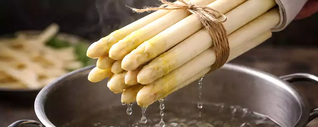 De ce bucătarii de top gătesc sparanghelul alb într-un mănunchi