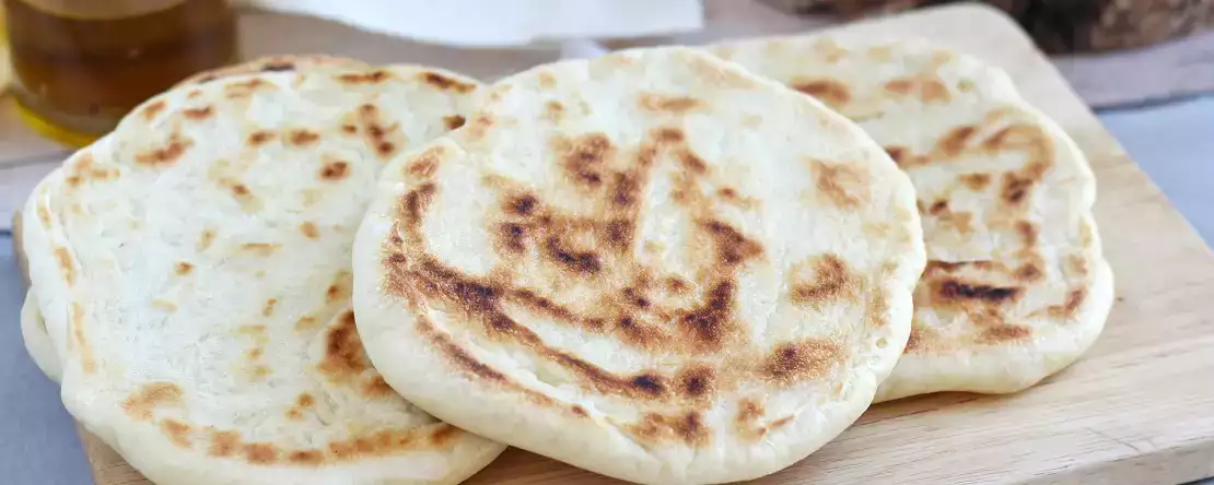 4 rețete de pâine la tigaie cu ingrediente simple pentru cei care doresc pâine caldă fără complicații