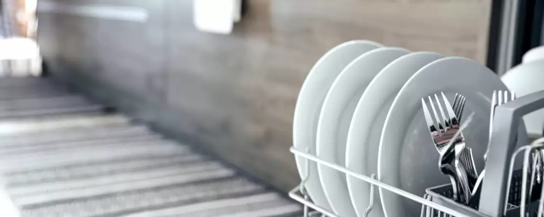 Trebuie să clătiți vasele înainte de a le pune în mașina de spălat vase - experții spun