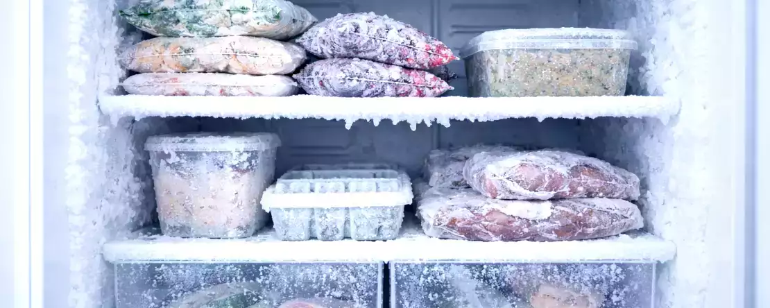 Prea mult îngheț în congelator? Iată un sfat simplu pentru a preveni acest lucru