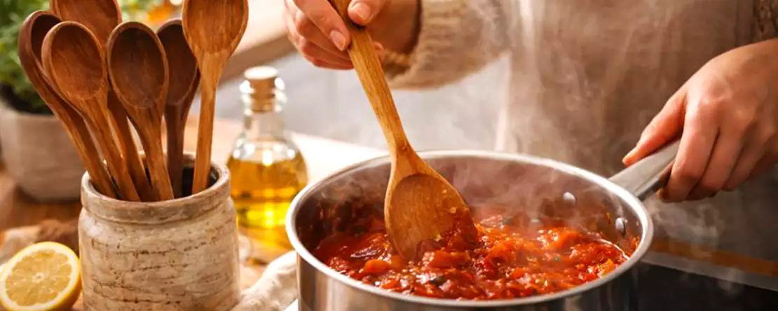 Secretul bunicii pentru păstrarea lingurilor de lemn și pentru a vă scăpa bucătăria de mirosuri, crăpături și murdărie ascunsă