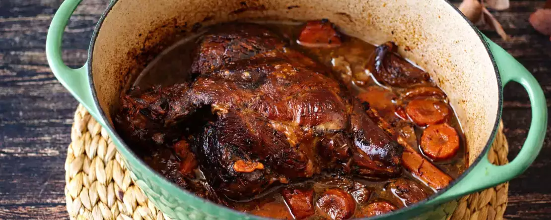 Cum să faci pulpă de miel la cuptor lent: metoda ușoară pentru carne fragedă și aromată