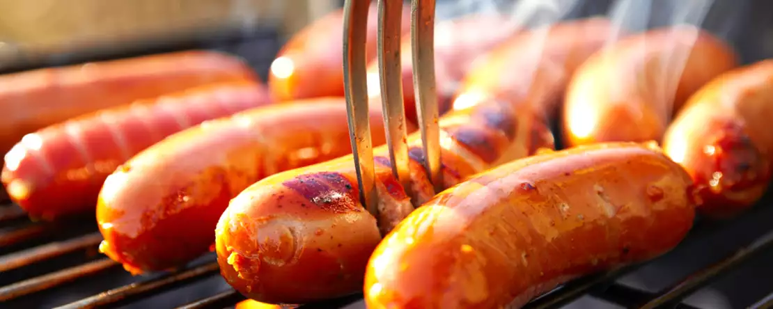 Perforarea cârnaților înainte de a-i găti: greșeală comună sau truc ingenios? adevărul care schimbă totul