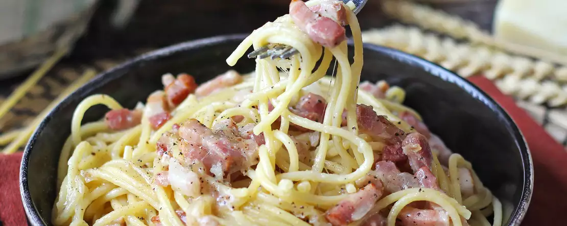 Cuburi de bacon: ingredientul pe care îl aveți întotdeauna în frigider și 12 rețete ingenioase pentru a salva fiecare cină (rapidă și irezistibilă)