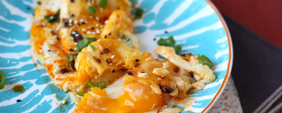 Aveți două ouă și puțin timp la dispoziție? Această rețetă vă va salva cina (și poate și micul dejun!)