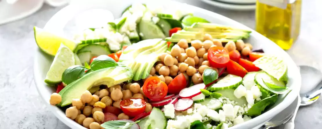 Redu-ți stomacul: această salată gata în 10 minute atrage atenția experților