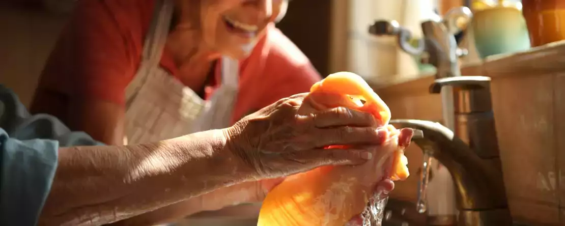 Chiar trebuie să spălați puiul înainte de a-l găti? Adevărul pe care mama și bunica ta nu ți l-au spus niciodată