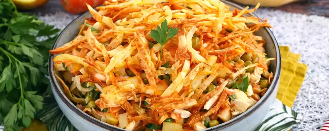 Nu doar pentru vară: 10 salate de primăvară sănătoase, rapide și colorate