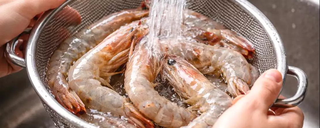 Vă spălați creveții înainte de a-i găti? Înțelege de ce acest gest obișnuit ar putea fi cea mai mare greșeală a ta