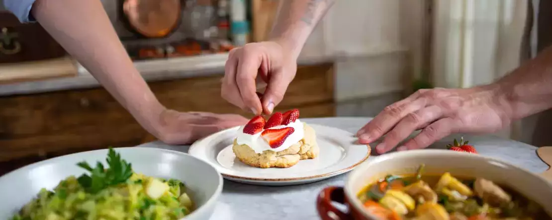 Meniul zilei, 27 aprilie: placintă cu varză, ciorbă de pui a la grec și shortcake cu căpșune