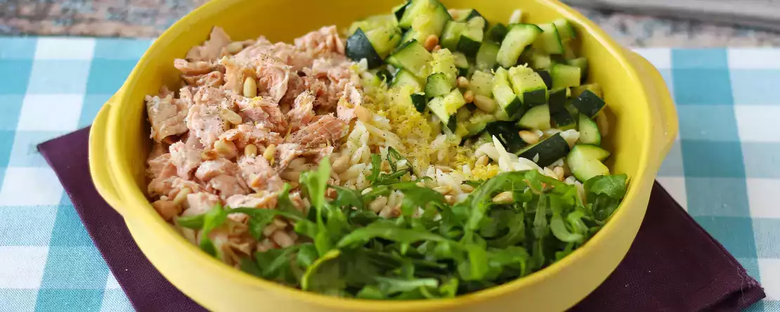 Orzo: ce este, cum se prepară și de ce aceste paste mici funcționează atât de bine în supe, salate și mâncăruri cremoase.