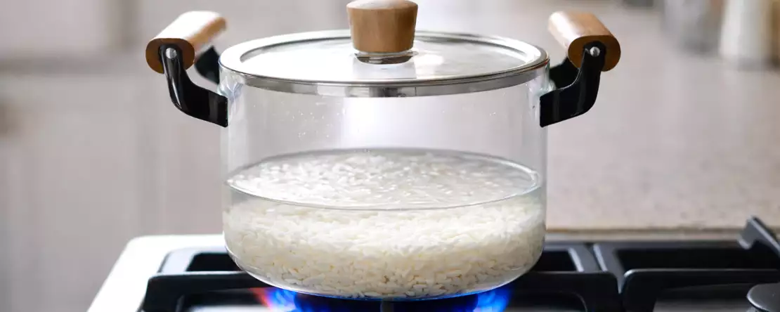 Nu trebuie să măsori apa: trucul simplu pentru orezul vrac pe care aproape nimeni nu îl folosește