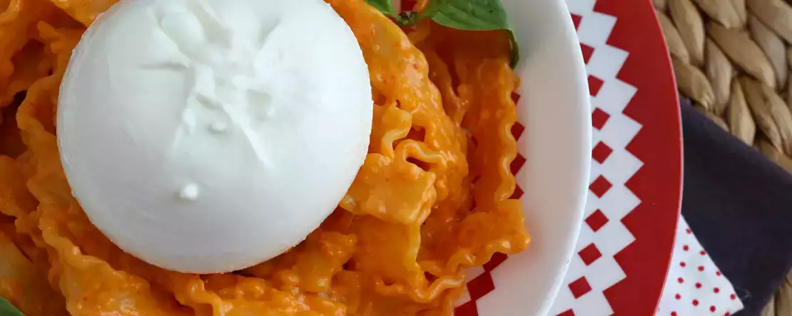 Bucurați-vă oaspeții cu 9 rețete care folosesc burrata pentru mesele dvs. însorite