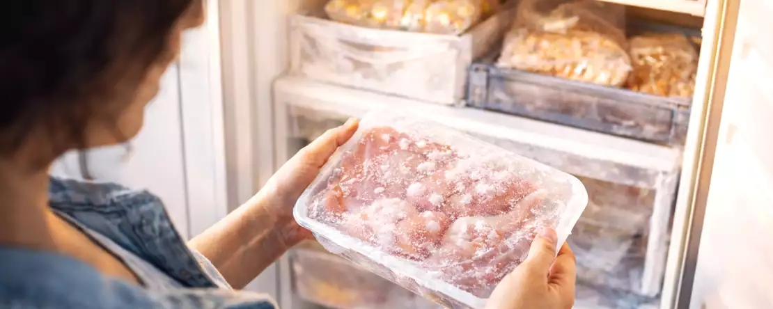 Ați uitat să dezghețați? Acest truc simplu o rezolvă în câteva minute și salvează orice masă