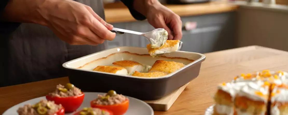 Meniul zilei, 26 mai: Răsfăț culinar cu roșii umplute, gratin de cod și tort cu căpșuni