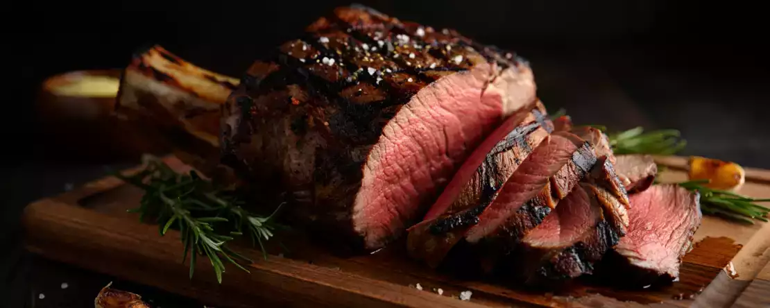 Poți mânca carne seara fără să-ți deranjezi somnul? Ce trebuie să știți pentru a evita nopțile neliniștite