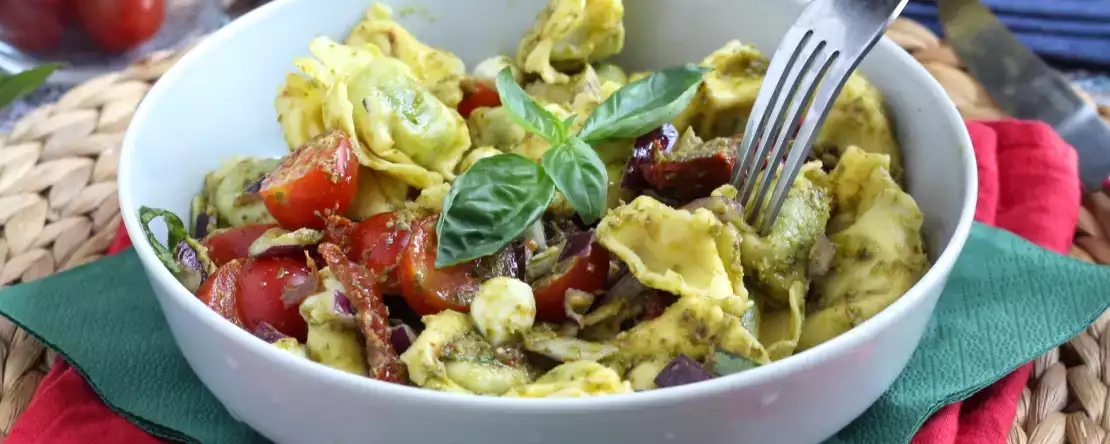 Salată rece de tortellini: puriștii vor strâmba din nas, dar se termină înaintea salatei de orez