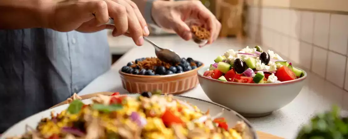 Meniul zilei, 1 iulie: salată grecească proaspătă, frango à brás reconfortant și blueberry crumble cake