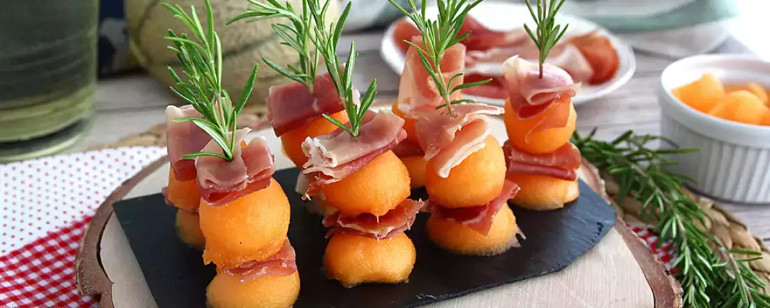 Impresionează pe toată lumea: cum să servești șuncă și pepene galben pentru a le face să pară un aperitiv rafinat, ca al unui bucătar-șef