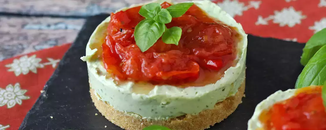 Cheesecake-uri sărate mici, în porții individuale: proaspete, cremoase și ușor de servit pentru orice ocazie