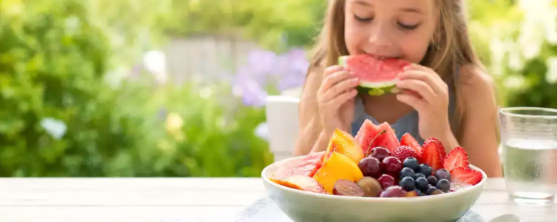 Fructe de vară care îi liniștesc pe copii: opțiuni ușoare, dulci și răcoritoare