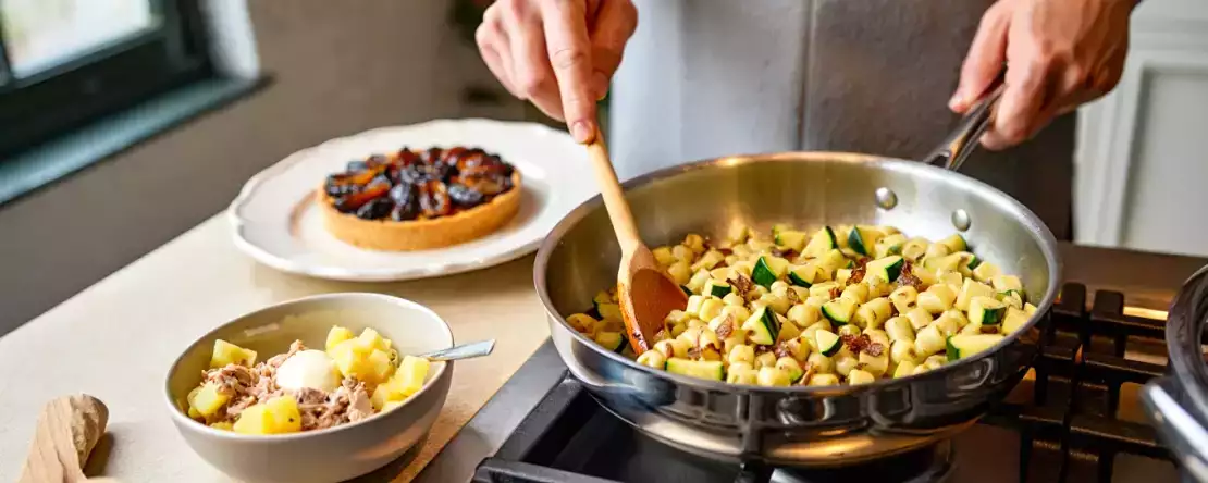 Meniul zilei, 12 august: chec aperitiv rece, paste cu dovlecei și tarta răsturnată cu prune mirabelle