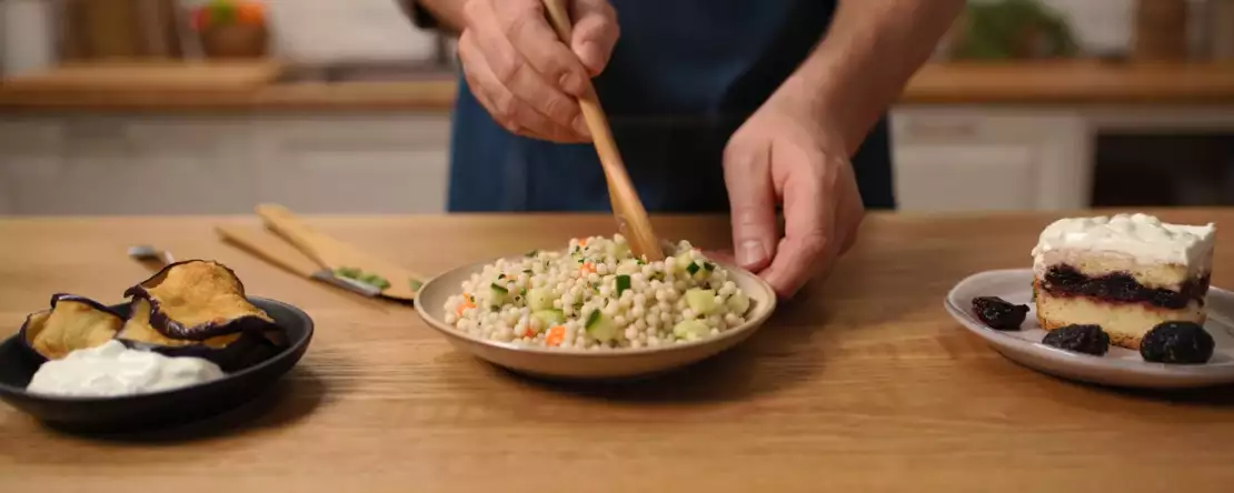 Meniul zilei, 15 august: vinete tempura, salată de cușcuș perlat cu surimi și prăjitură cu prune și brânză