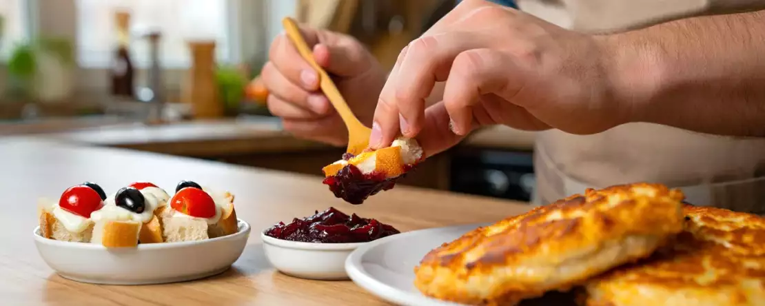 Meniul zilei, 16 august: coșulețe de pâine cu mozzarella, burgheri de pui și prăjitură cu prune