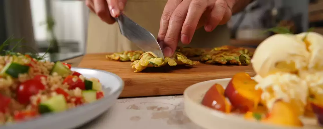 Meniul zilei, 10 august: brioșe cu dovlecel, salată de cușcuș și înghețată cu caise prăjite
