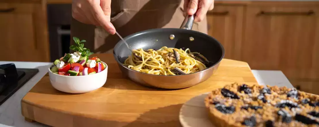 Meniul zilei, 11 august: salată grecească, spaghete cu sardine și tartă cu prune