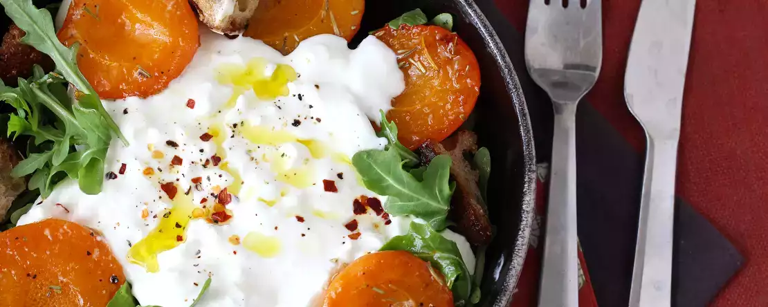 10 salate de vară cu brânză: rețete răcoritoare cu feta, burrata, mozzarella și brânză de capră